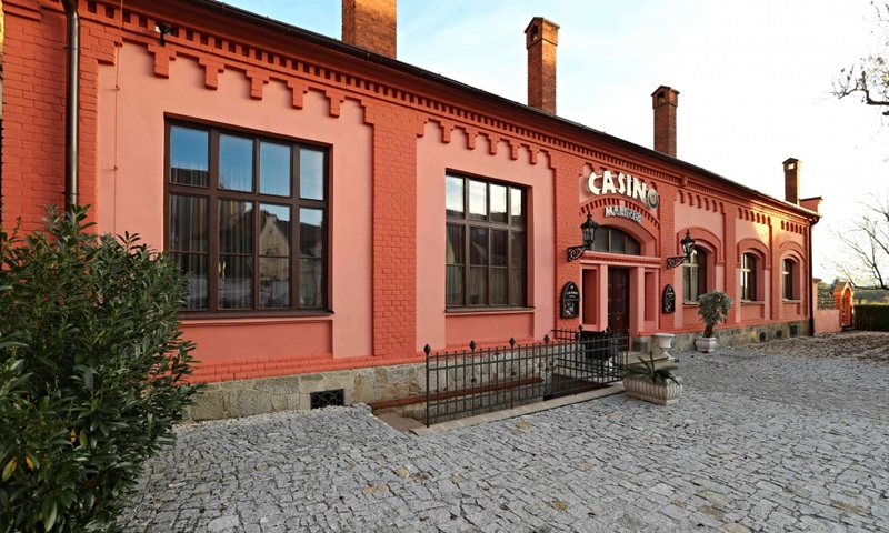 Budova Casina Mariner v Hluboké nad Vltavou