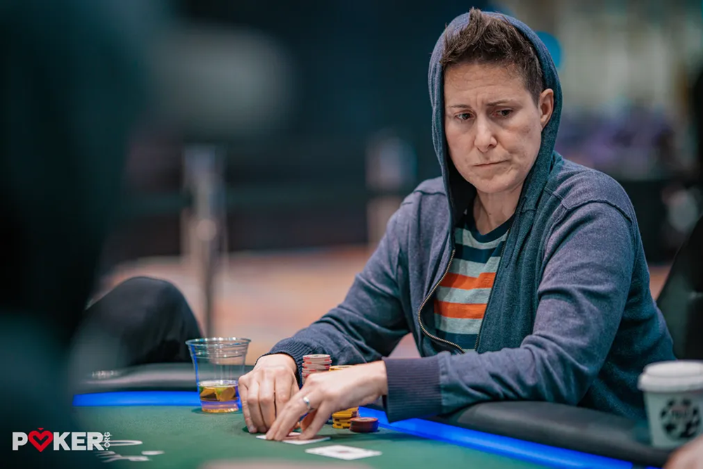 67466 Vanessa Selbst uvodni